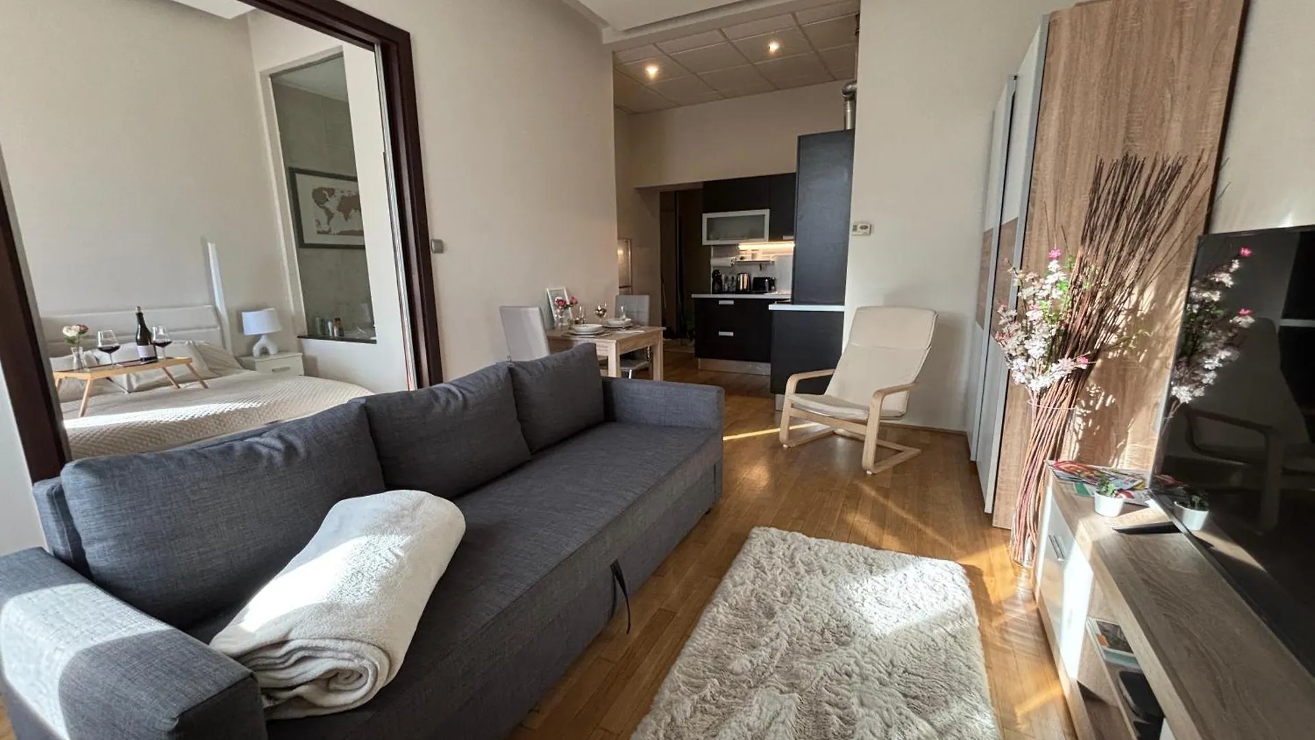 Kontakt z Synagogue Gozsdu Corner Apartment